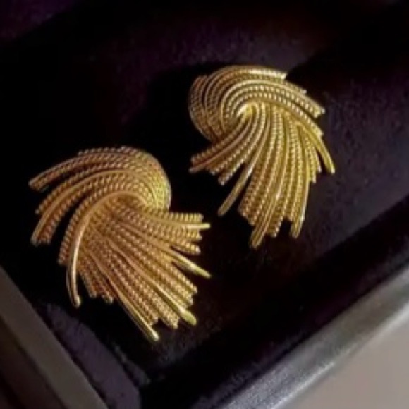 NWOT 14k gold plated earrings not in the original box - Picture 1 of 1
